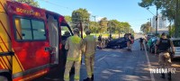 Veiculo capota após colisão traseira na Av. General Meira