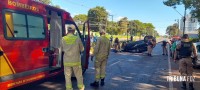 Veiculo capota após colisão traseira na Av. General Meira