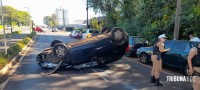 Veiculo capota após colisão traseira na Av. General Meira