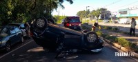 Veiculo capota após colisão traseira na Av. General Meira