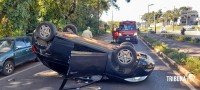 Veiculo capota após colisão traseira na Av. General Meira