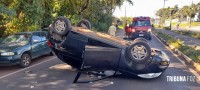 Veiculo capota após colisão traseira na Av. General Meira