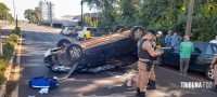 Veiculo capota após colisão traseira na Av. General Meira