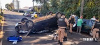 Veiculo capota após colisão traseira na Av. General Meira