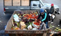 Argentinos buscam alimentos descartados para sobreviver