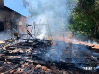 Bombeiros intervém em incêndio a residência no Bairro Morumbi