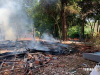 Bombeiros intervém em incêndio a residência no Bairro Morumbi