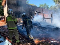 Bombeiros intervém em incêndio a residência no Bairro Morumbi