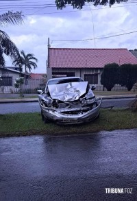 Motorista fica gravemente ferido após colidir com veículo atrás de um ônibus na Av. Javier Koelbel