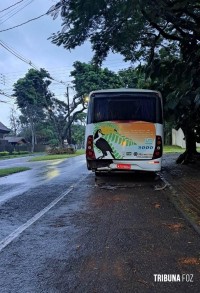 Motorista fica gravemente ferido após colidir com veículo atrás de um ônibus na Av. Javier Koelbel