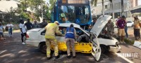 Duas pessoas feridas após colisão entre carro e ônibus na Vila Maracanã