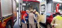 Duas pessoas feridas após colisão entre carro e ônibus na Vila Maracanã