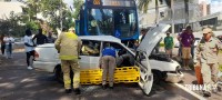 Duas pessoas feridas após colisão entre carro e ônibus na Vila Maracanã