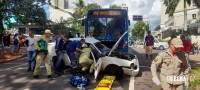 Duas pessoas feridas após colisão entre carro e ônibus na Vila Maracanã