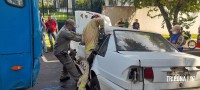 Duas pessoas feridas após colisão entre carro e ônibus na Vila Maracanã