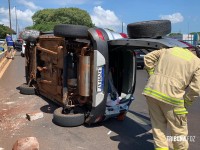 Bombeiros resgatam condutora após tombamento de veículo na Av. Costa e Silva