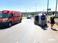 Bombeiros resgatam condutora após tombamento de veículo na Av. Costa e Silva