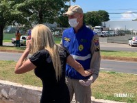 Bombeiros resgatam condutora após tombamento de veículo na Av. Costa e Silva