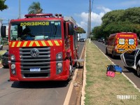 Bombeiros resgatam condutora após tombamento de veículo na Av. Costa e Silva