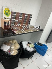 BPFRON apreende mercadorias estrangeiras dentro de ônibus em Santa Tereza do Oeste