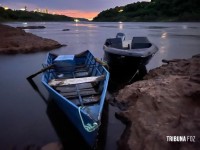 PF e Exército apreendem barco com peças automotivas  e caixas de alimentos descaminhadas no Rio Paraná