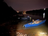 PF e Exército apreendem barco com peças automotivas  e caixas de alimentos descaminhadas no Rio Paraná