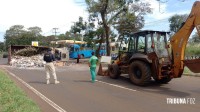 Caminhão caçamba tomba e deixa Av. Tancredo Neves interditada