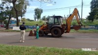 Caminhão caçamba tomba e deixa Av. Tancredo Neves interditada