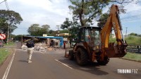 Caminhão caçamba tomba e deixa Av. Tancredo Neves interditada