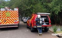 Bombeiros entrevêem em incêndio a residência na localidade conhecida como Favela do Cemitério