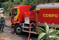 Bombeiros entrevêem em incêndio a residência na localidade conhecida como Favela do Cemitério