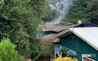 Bombeiros entrevêem em incêndio a residência na localidade conhecida como Favela do Cemitério