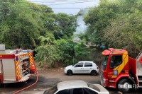 Bombeiros entrevêem em incêndio a residência na localidade conhecida como Favela do Cemitério