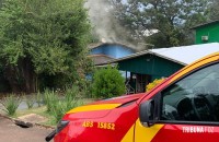 Bombeiros entrevêem em incêndio a residência na localidade conhecida como Favela do Cemitério