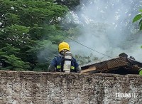 Bombeiros entrevêem em incêndio a residência na localidade conhecida como Favela do Cemitério