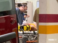 Homem fica gravemente ferido após ser prensado por caminhão no depósito de um supermercado