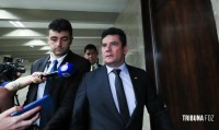 Desembargador pede vista e suspende julgamento de Moro