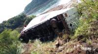 Motorista brasileiro fica gravemente ferido após tombamento de carreta na aduana paraguaia