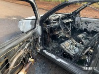 Carro é consumido pelo fogo no Jardim Belvedere I