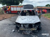 Carro é consumido pelo fogo no Jardim Belvedere I