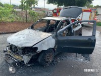 Carro é consumido pelo fogo no Jardim Belvedere I