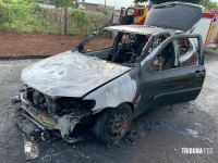 Carro é consumido pelo fogo no Jardim Belvedere I