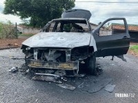 Carro é consumido pelo fogo no Jardim Belvedere I