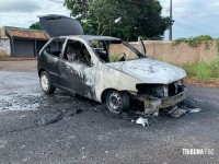 Carro é consumido pelo fogo no Jardim Belvedere I