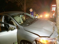 Condutora é socorrida pelo Siate após colidir veículo contra uma arvore no Bairro Três Lagoas