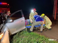 Condutora é socorrida pelo Siate após colidir veículo contra uma arvore no Bairro Três Lagoas