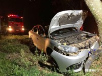 Condutora é socorrida pelo Siate após colidir veículo contra uma arvore no Bairro Três Lagoas