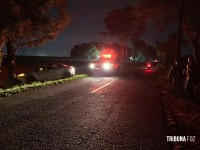 Condutora é socorrida pelo Siate após colidir veículo contra uma arvore no Bairro Três Lagoas