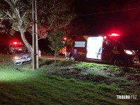 Condutora é socorrida pelo Siate após colidir veículo contra uma arvore no Bairro Três Lagoas