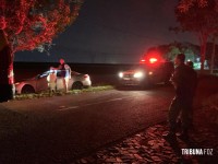 Condutora é socorrida pelo Siate após colidir veículo contra uma arvore no Bairro Três Lagoas